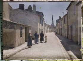 Image représentant Femmes rétaises, rue Thiers, au fond le clocher de l'église Saint-Etienne