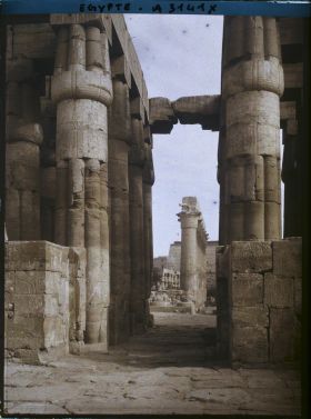 Image représentant Temple vu en enfilade depuis la salle hypostyle