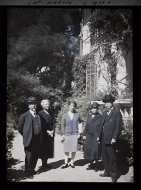 Image représentant Raoul Allier, son épouse Pauline et leur fille Idelette, et Henri Capitant et son épouse Alice devant la villa Miramar