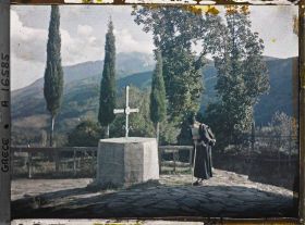 Image représentant Turquie, Kariès, Moine en prières, au fond, on aperçoit le Mont Athos