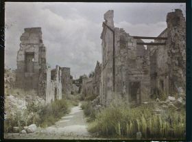 Image représentant France, Coucy le Château, Une rue près de la porte de Laon
