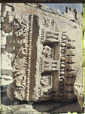 Image représentant Segment à terre d'une corniche du péristyle du Temple dit de Bacchus