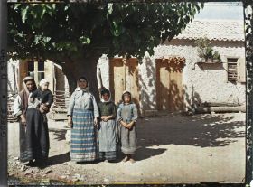 Image représentant Deux villageoises (d'origine albanaise) et trois enfants dans une rue ou une cour de ferme