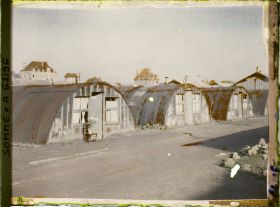 Image représentant Somme, Péronne, Baraquements en tôle ondulée