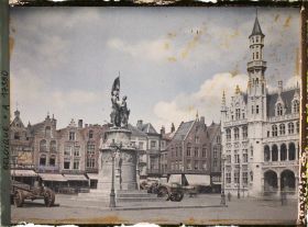 Image représentant Belgique, Bruges, Grande Place, Vieilles Maisons et statue de