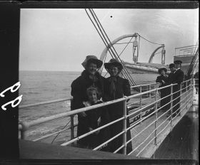 Image représentant Passagers des 2emes classes sur une passerelle