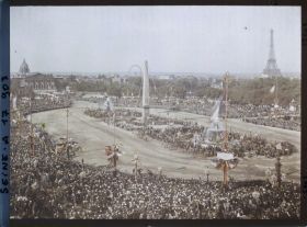 Image représentant La foule place de la Concorde pour le 14 juillet 1919, vue prise depuis le Ministère de la Marine