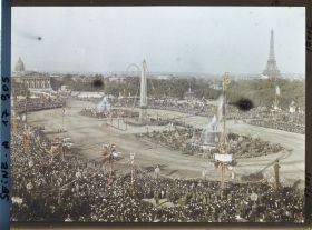 Image représentant La foule place de la Concorde pour le 14 juillet 1919, vue prise depuis le Ministère de la Marine