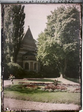 Image représentant Parterre et façade côté parc de la chapelle funéraire du château