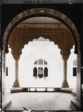 Image représentant Dans le fort Rouge (Lal Qila), les bassins vides du bâtiment de la garde-robe (Tosha-Khana) dans les appartements privés de l'empereur