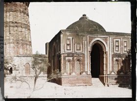Image représentant La porte sud, Alai Darwasa, de la mosquée de Qutb et la base du minaret (Qutb Minar)