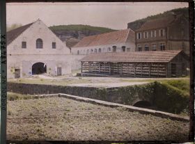 Image représentant France, Les Eyzies, La préparation des gateaux de kaolin qui sont expédiés pour la porcelaine à Limoges