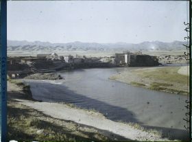Image représentant Le village, la rivière Khabur au pied des montagnes (chaîne du Zagros, frontière du Kurdistan)