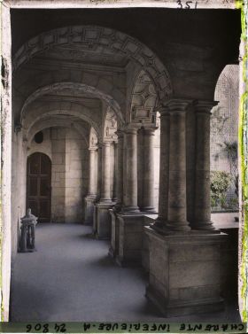 Image représentant les colonnes de la dite Maison d'Henri II