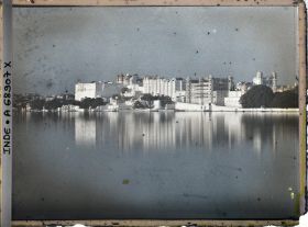 Image représentant Vue générale du palais de la Cité (Raj Mahal) et le lac Pichola au soleil couchant