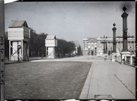 Image représentant Les Chevaux de Marly (1743-1745) protégés des bombardements, à l'entrée des Champs-Elysées place de la Concorde