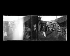 Image représentant Des passants dans Yichidajie ("avenue [de la Longueur] d'un Pied")