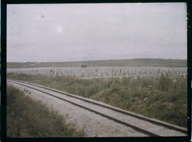 Image représentant France, Fleury, Le Cimetière vu d'ensemble, à droite l'ossuaire, à gauche le fort de Douaumont