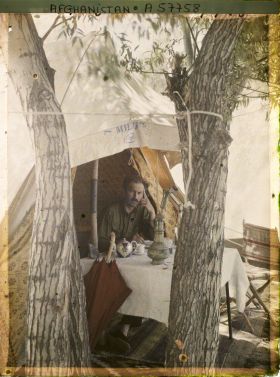 Image représentant (Sur le fleuve Logar au sud-ouest de Kaboul), campement de la "Mission d'Études des Chemins de fer de l'Afghanistan" sur les rives du Logar. Monsieur H. Sassey (ingénieur topographe), sous sa tente