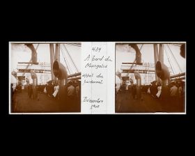 Image représentant Les membres de l'équipage et le persoonel rassemblés sur le pont avant