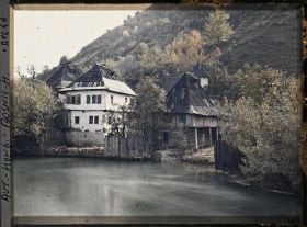 Image représentant Vue prise du pont de la Pliva sur les maisons du village