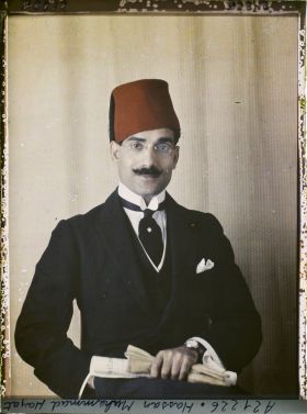 Image représentant https://musee-albert-kahn.s-museum.fr/home/NWQ2OTAwYzNmYjZlZTk1ZWQwODJmMjY4L2dlbmVyaWMtbm90aWNlLXRhYi9hdXRob3JpdHkvNjE3YTc5ZjVjZjhiODk2OGIzMzM3ZDIx/5d6900c3fb6ee95ed082f268/generic-notice-tab/authority/617a79ebcf8b8968b3336ee0 Hassan Muhammad Hayat