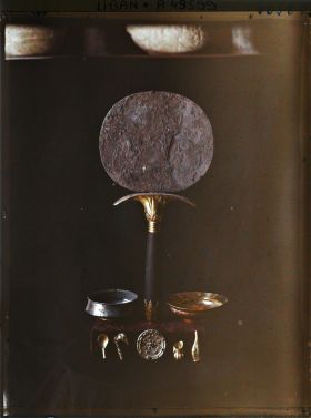 Image représentant Un miroir, deux coupes et des petits objets