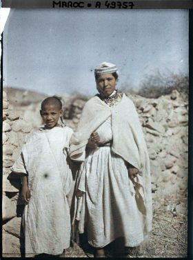 Image représentant Jeune femme et garçon berbères