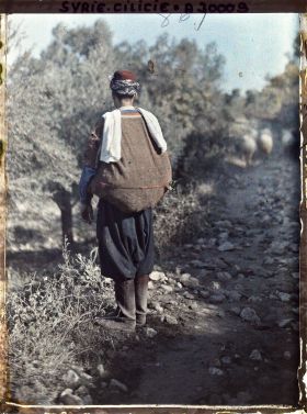Image représentant Berger turc ou alawite de dos, portant un gilet formant une besace dorsale