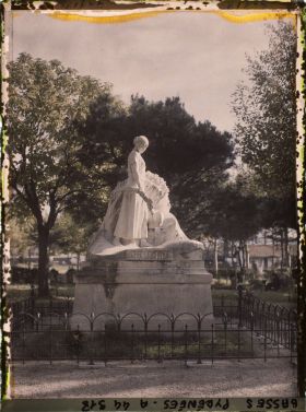 Image représentant France, St Jean de Luz, Le Monument aux morts