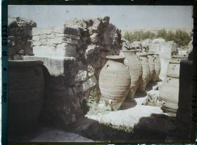 Image représentant Pithos (jarres) alignés dans l'un des magasins du Palais