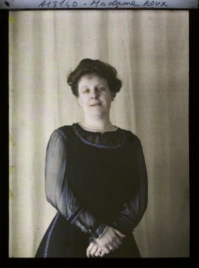 Image représentant https://musee-albert-kahn.s-museum.fr/home/NWQ2OTAwYzNmYjZlZTk1ZWQwODJmMjY4L2dlbmVyaWMtbm90aWNlLXRhYi9waHlzaWNhbE11c2V1bUl0ZW0vNjE3YTdhNDdjZjhiODk2OGIzMzhhYjA2/5d6900c3fb6ee95ed082f268/generic-notice-tab/physicalMuseumItem/617a7a44cf8b8968b3381efa Madame Roux