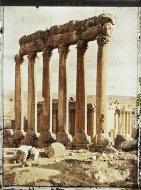Image représentant Le temple de Bacchus derrière les colonnes du Temple de Jupiter