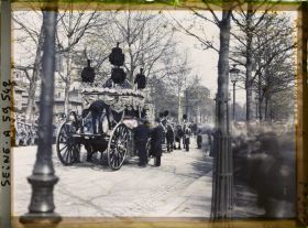 Image représentant Les funérailles de l'ambassadeur des États-Unis Myron Herrick, placement du cercueil sur le corbillard