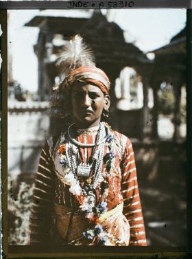Image représentant Rajpoute en costume de marié devant les chatris de la nécropole des Maharanas du Mewar