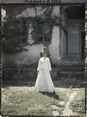 Image représentant Jeune derviche tourneur dans la cour de l'un des deux couvents mevlevi de la ville