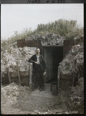 Image représentant France, Tilloy, Le même devant son habitation