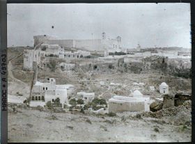 Image représentant La citadelle de la caserne (El Kechla) prise depuis le cimetière musulman