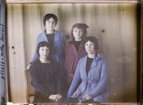 Image représentant https://musee-albert-kahn.s-museum.fr/home/NWQ2OTAwYzNmYjZlZTk1ZWQwODJmMjY4L2dlbmVyaWMtbm90aWNlLXRhYi9hdXRob3JpdHkvNjE3YTc5ZjVjZjhiODk2OGIzMzM3ZDIx/5d6900c3fb6ee95ed082f268/generic-notice-tab/authority/617a79ebcf8b8968b3336958 Mesdemoiselles Jeanne, Germaine, Simone et Madeleine Bouglé