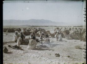 Image représentant Afghanistan, Chadjoui, Chameliers préparant leur repas