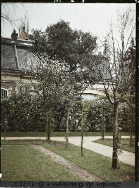 Image représentant Fin de l'axe central du verger-roseraie croisant l'allée qui longe la dépendance