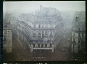 Image représentant Vue sur l'avenue des Champs-Elysées, la rue Arsène-Houssaye et la rue de Tilsit depuis un balcon de l'hôtel Astoria pour le Cinquantenaire de la IIIe République