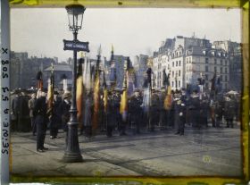 Image représentant Défilé des délégations étrangères sur le pont au Double pour les obsèques du maréchal Foch, vue prise en direction du quai de Montebello