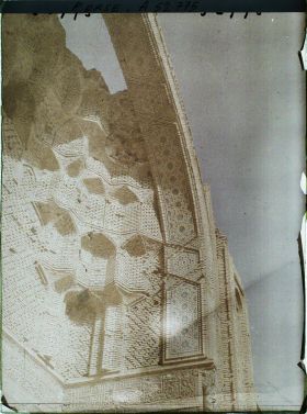 Image représentant La Masdjid-i-Djouma (Mosquée du Vendredi ou Grande mosquée, 1322), détail des faïences à l'entrée de la coupole du mihrab