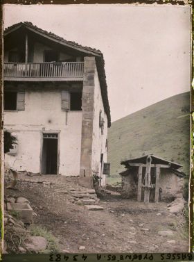 Image représentant France, Bidarray, Vieille ferme et dispositif pr le ferrage des b?ufs (La ferme date de 1668)