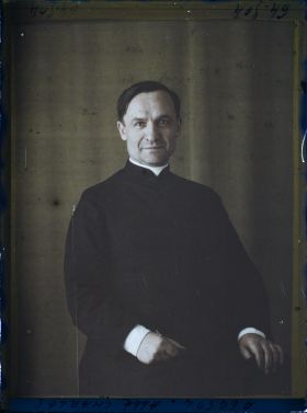 Image représentant https://musee-albert-kahn.s-museum.fr/home/NWQ2OTAwYzNmYjZlZTk1ZWQwODJmMjY4L2dlbmVyaWMtbm90aWNlLXRhYi9hdXRob3JpdHkvNjE3YTc5ZjVjZjhiODk2OGIzMzM3ZDIx/5d6900c3fb6ee95ed082f268/generic-notice-tab/authority/617a79ebcf8b8968b3336a60 L'Abbé Charles
