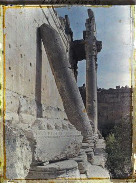 Image représentant Une partie de la façade sud du Temple dit de Bacchus