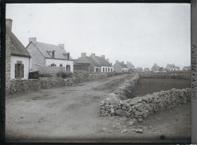 Image représentant Maisons vues du côté opposé à la mer et champ entouré de murets