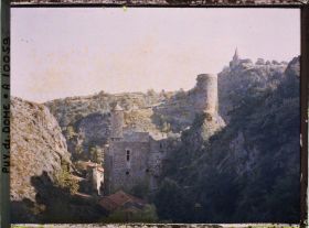 Image représentant France, St Floret, Vue d'ensemble sur le Château