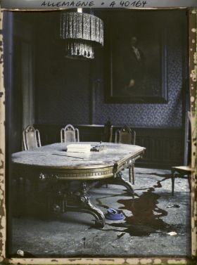 Image représentant Prusse, Crefeld, Salle de l'Hôtel de Ville avec flaque de sang du policier tué